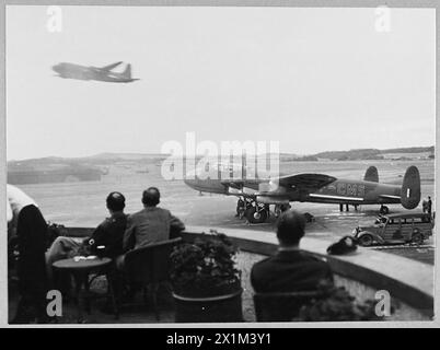 BRITISH'S CIVIL AIRWAYS EN GUERRE : pour l'histoire voir CH.14313 - photo (publiée en 1945) montre - L'avion Lancaster de TRANS-Canada Airlines vient d'arriver de Montréal, débarquant sur le tarmac sous le balcon de l'aéroport de Prestwick, Royal Air Force Banque D'Images