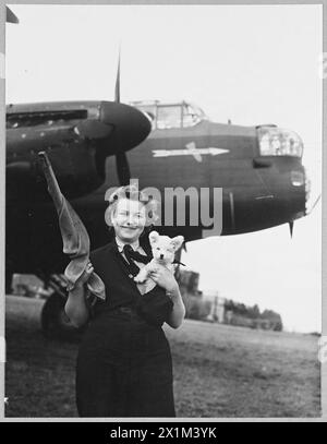 PREMIER LANCASTER CONSTRUIT AU CANADA À ARRIVER EN GRANDE-BRETAGNE - 11041 photo (publiée en 1943) montre - ACW Pat de Londres, tenant la mascotte du bombardier 'Ruhr Express' 'Bambi', Royal Air Force Banque D'Images