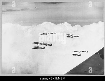 Hawker Hurricanes de l'escadron no 85 volant en formation pendant la bataille d'Angleterre, octobre 1940, Royal Air Force. Banque D'Images