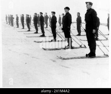 Les troupes de l'armée britannique défilent dans le cadre d'exercices d'entraînement, y compris l'apprentissage du ski, démontrant la préparation physique et la discipline. Banque D'Images