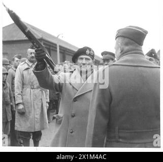 Le général Montgomery inspecte les troupes britanniques et américaines de la 33e division blindée et examine le poids d'une carabine américaine. Banque D'Images