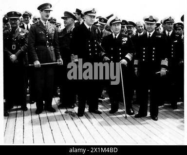 TRANSFERT DU SOUS-MARIN BRITANNIQUE À LA ROYAL HELLENIC NAVY - un groupe informel comprenant l'amiral Cunningham, lieutenant. Le général Scobie, l'amiral Voulgaris et d'autres officiers supérieurs de l'armée britannique Banque D'Images