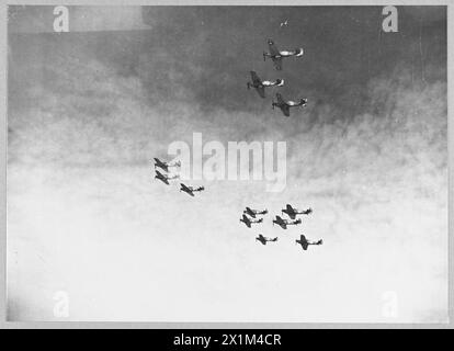 Les Hawker Hurricanes du 85e escadron sont photographiés en vol lors de la bataille d'Angleterre en octobre 1940, illustrant les opérations défensives de la RAF. Banque D'Images