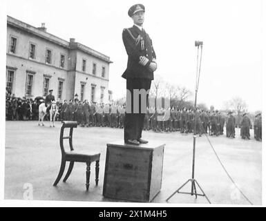 LE VICE-AMIRAL LORD LOUID MOUNTBATTEN PREND LE SALUT À LA R.A.C. DÉFILÉ - Voir l'amiral Lord Louis Mountbatten s'adressant aux cadets de l'armée britannique Banque D'Images