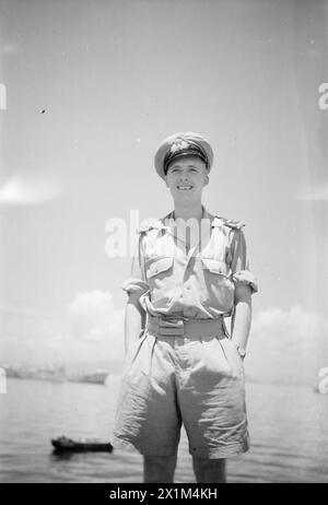 SERVIR AVEC LES ILLUSTRES. AVRIL 1945, À BORD DU PORTE-AVIONS BRITANNIQUE HMS ILLUSTRIOUS SERVANT DANS LES EAUX DE L'EST. - Sous-lieutenant (A) G S Salmon de Harrow, pilote de chasse du HMS ILLUSTRIOUS, Banque D'Images