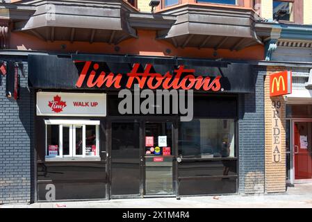 Ottawa, Canada - 16 avril 2023 : Tim Hortons, rue Rideau, offre aux clients la possibilité de commander et de ramasser du café et des marchandises par une fenêtre Banque D'Images