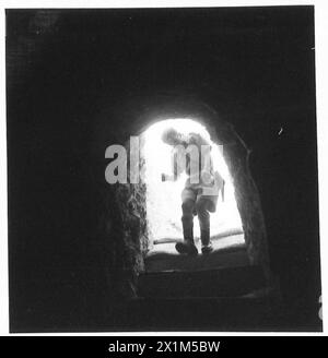 L'ARMÉE POLONAISE DANS LE SIÈGE DE TOBROUK, 1941 - soldat entrant dans le quartier général de la Brigade de fusils des Carpates indépendante polonaise placée dans une grande grotte souterraine, armée polonaise, forces armées polonaises à l'Ouest, Brigade de fusils des Carpates indépendante, rats de Tobrouk Banque D'Images