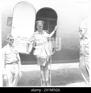 LES HOMMES QUI «S'OCCUPENT» DU GÉNÉRAL ALEXANDER - le général Alexander embarquant dans son avion pour la Sicile, le général venait d'être informé de la démission de Mussolini, de l'armée britannique Banque D'Images