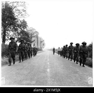 FINALE DU DISTRICT HOME GUARD BATTLE PLATOON COMPETITION - Un peloton sur la marche d'approche forcée, British Army Banque D'Images