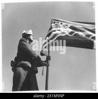 À Rome, les Carabiniers élèvent un Union Jack au-dessus de l'hôpital Vittoria Da Feltre, surplombant le Colisée, illustrant la présence militaire et l'application de la loi et de l'ordre par le personnel de l'armée britannique. Banque D'Images