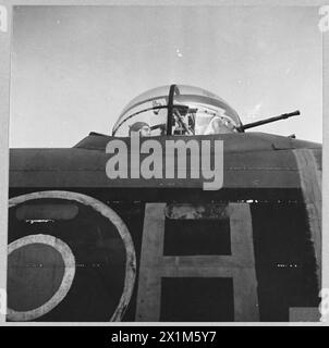 BOMBARDIERS LANCASTER - (photo publiée en 1943) les canons à tourelle mi-supérieure, Royal Air Force Banque D'Images