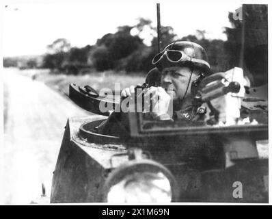 FAST SCOUT TANKS EXERCISE - le commandant de troupe garde un œil vigilant sur les exercices, British Army Banque D'Images