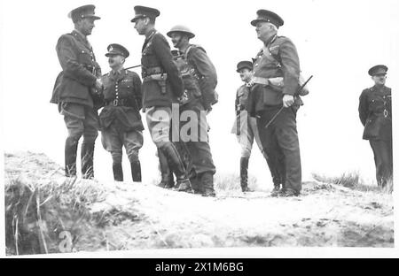 LE ROI VISITE LA CÔTE EST - le roi discute avec un officier tout en inspectant les défenses côtières de l'armée britannique Banque D'Images