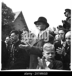 L'ARMÉE BRITANNIQUE EN EUROPE DU NORD-OUEST 1944-1945 - les vieux et les jeunes citoyens de Bayeux applaudissent un orateur lors des célébrations de la Bastille Day qui s'y déroulent aujourd'hui, British Army, 21st Army Group Banque D'Images