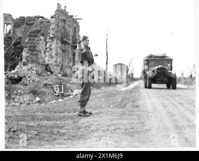 ITALIE : CINQUIÈME ARMÉE : DIVERS - vue d'un carrefour marqué par la bataille sur la route 6, au nord de San Vittore. C'est une cible quotidienne pour les canons allemands, car tous les approvisionnements allant à la région de Cassino doivent la traverser. Malgré cela l/CPL. A. Thomas - N.E.Provost Coy - de Palmerston, Nouvelle-Zélande - dirige la circulation à la vue de l'ennemi, l'armée britannique Banque D'Images