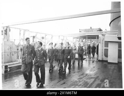 LA MAURETANIA REVIENT AVEC DES TROUPES RAPATRIÉES ET DES CIVILS D'EXTRÊME-ORIENT - officiers de tous les services faisant une promenade sur le pont des bateaux, British Army Banque D'Images