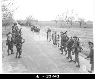 Les fantassins britanniques marchent le long de la route principale Anzio-Rome, à trois miles au nord d'Anzio pendant les débarquements alliés au sud de Rome, du personnel de l'armée britannique est présent. Banque D'Images