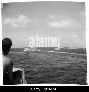 INVASION DE L'ITALIE : RÉGION DE NAPLES LA CINQUIÈME ARMÉE DÉBARQUE DANS LA BAIE DE SALERNE - la force d'invasion en route vers le continent italien, l'armée britannique Banque D'Images