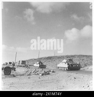 PHOTOS DU DÉSERT occidental - deux de nos chars de retour après la bataille avec l'ennemi, l'armée britannique Banque D'Images