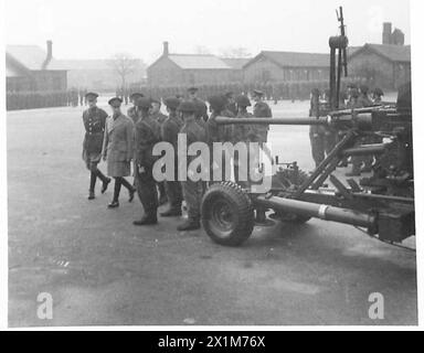 Le roi inspecte les artilleurs de Bofors au South Eastern Command lors d'une visite, observant le personnel de l'armée britannique et les opérations d'artillerie. Banque D'Images