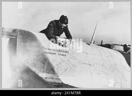 L'aviateur G. Johnson, anciennement d'un bateau côtier, travaille sur le Beaufighter 'Harbour Grace' de l'escadron de Terre-Neuve, RAF. Banque D'Images