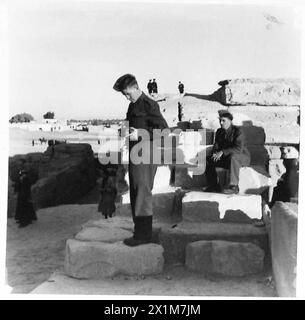 BATEAU DE DÉPART DU NIL POUR les « AUTRES RANGS » DU ROYAL CORPS OF SIGNALS - l'un des hommes prend une photo souvenir pour renvoyer chez lui, l'armée britannique Banque D'Images