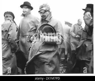 LE SECRÉTAIRE D'ÉTAT À LA GUERRE REND VISITE AUX TROUPES - Sir James Grigg portant un bouclier oculaire lorsqu'il regarde une manifestation, British Army Banque D'Images