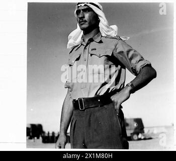 FORCE EXPÉDITIONNAIRE BRITANNIQUE POUR COMBATTRE LES CRIQUETS PÈLERINS AU MOYEN-ORIENT - L'un des officiers de liaison est le Capt. Arekat de Palestine , Organisation des Nations Unies [ONU] Banque D'Images