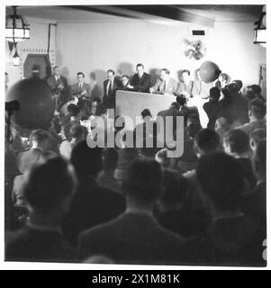 Winston Churchill se tient sur une tribune au Québec avec R.J. Cruikshank, Stephen Early et A.D. Dunton, répondant aux questions des représentants des journaux, lors d’un événement de l’armée britannique. Banque D'Images