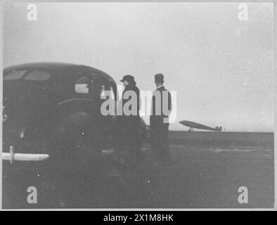 BRITAIN'S CIVIL AIRWAYS AT WAR : pour l'histoire voir CH.14313 - photo (publiée en 1945) montre - Une scène de l'aube à l'aéroport de Whitchurch en attente de l'arrivée d'un avion de ligne B.O.A.C. d'outre-mer, la Royal Air Force Banque D'Images