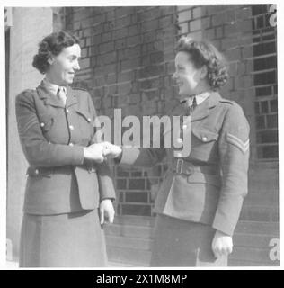 ITALIE : HISTOIRE DE L'OBSERVATEUR - de gauche à droite : Sgt Hilda Bartley, 85 Kensington Gardens, Ilford Essex, and SPL. Molly McCarthy, armée britannique Banque D'Images