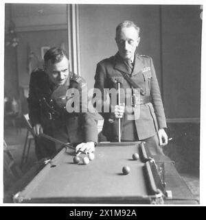 Des officiers supérieurs de la 1re brigade de fusiliers du 1er corps polonais jouent au billard sur une table miniature dans le mess de Cupar, en Écosse, montrant la vie domestique et sociale des troupes de l'armée polonaise. Banque D'Images