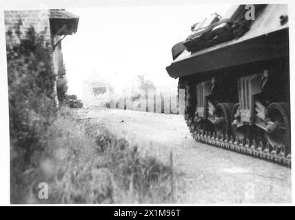 Au cours de la campagne de Normandie de 1944, un Wolverine canadien M10 soutient le 48 RM Commando attaquant le point fort allemand Wn 26 à Langrune-sur-mer, tandis qu'un char Centaur du 2e régiment blindé de soutien est neutralisé par une mine. Banque D'Images