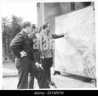 Le maréchal Alexander, le major-général Lemnitzer et le maréchal Tito examinent les plans opérationnels à l'aide d'une carte, coordonnant la stratégie alliée. Banque D'Images