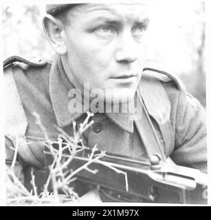 FIFTH ARMY : ANZIO BRIDGEHEADINFANTRY PATROL IN THE BRIDGEHEAD (RECONSTRUCTED IN THE LINE) - Fus. Corkish of 12 St. Domenic Terrace, Wicklow, British Army Stock Photo