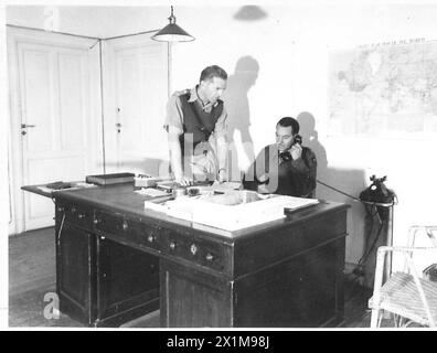 L'officier commandant de l'unité de film et de photographie de l'armée est photographié dans son bureau avec son commandant en second, l'armée britannique. Banque D'Images