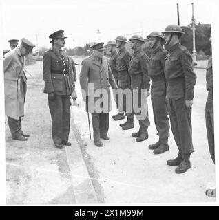 LE MARÉCHAL LORD MILNE VISITE LA BRIGADE ANTI-AÉRIENNE - le maréchal Lord Milne inspecte les artilleurs lors de sa visite dans l'armée britannique Banque D'Images