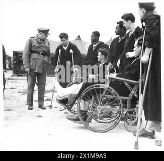 AFRIQUE DU NORD : LE GÉNÉRAL SIR HENRY MAITLAND WILSON INSPECTE Un HÔPITAL - le général Sir Henry Maitland Wilson discute avec des patients lors de sa visite des terrains du 79 Station Hospital de l'armée britannique Banque D'Images