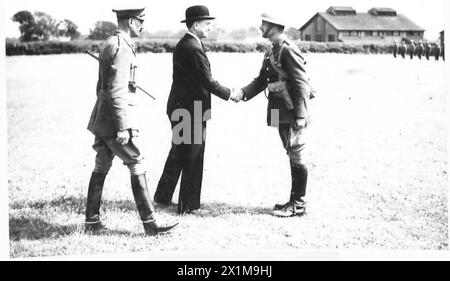 LE SECRÉTAIRE AUX COLONIES INSPECTE LES TROUPES CHYPRIOTES - Lord Lloyd serrant la main à l'un des officiers, l'armée britannique Banque D'Images