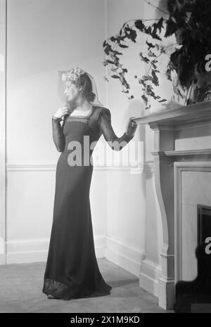 Un modèle montre une chemise noire avec dos, bras et ourlet en résille conçue par Peter Russell, un membre de la Incorporated Society of London Fashion designers, Londres, 1945. Banque D'Images