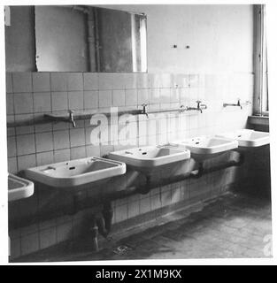 Une CASERNE DE LA WEHRMACHT ET UN HÔPITAL EN ALLEMAGNE - vue des arrangements d'ablution dans la caserne de la Wehrmacht, Munster, armée britannique du Rhin Banque D'Images