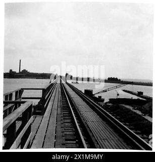 PONTS PERMANENTS SUR LE RHIN - le pont ferroviaire est achevé, British Army, 21st Army Group Banque D'Images