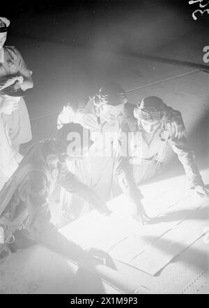 LES PILOTES DE LA MARINE BRITANNIQUE S'ENTRAÎNENT EN AMÉRIQUE POUR LA GUERRE CONTRE LE JAPON. NOVEMBRE 1944, ÉTATS-UNIS. PLUSIEURS CENTAINES DE PILOTES NAVALS BRITANNIQUES DE LA FLOTTE AÉRIENNE SE SONT ENTRAÎNÉS EN AMÉRIQUE CÔTE À CÔTE AVEC DES CADETS AMÉRICAINS POUR SERVIR DANS LES OCÉANS PACIFIQUE ET INDIEN. SOUS LE COMMANDEMENT D'INSTRUCTEURS AMÉRICAINS, ILS SUIVENT D'ABORD UNE FORMATION AÉRIENNE PRIMAIRE DE LA NAVY À BUNKER HILL, INDIANA, PUIS SE RENDENT À PENSACOLA, JACKSONVILLE ET FORT LAUDERDALE, TOUS DANS L'ÉTAT DE FLORIDE. À CE STADE, ILS PARTENT POUR LE MAINE, OÙ À BRUNSWICK ET LEWISTON, ILS SONT CONVERTIS AUX MÉTHODES BRITANNIQUES ET ONT DES EXERCICES D'ATTERRISSAGE SUR PONT, JUSQU'AU JOUR VENU FO Banque D'Images