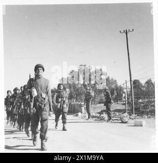 CAMPAGNE DE TUNISIE, NOVEMBRE 1942-MAI 1943 - des parachutistes britanniques sur la route près de Medjez el Bab, 5 décembre 1942. La première armée britannique a rencontré une résistance obstinée dans les opérations dans le nord-est de la Tunisie, où l'ennemi a apporté des renforts considérables. Les armées alliées, cependant, se déplaçaient en position, malgré de nombreuses difficultés causées par le mauvais temps et, selon les rapports, étaient un mois en avance sur le calendrier au moment où ces photographies ont été prises, British Army, British Army, 1st Army Banque D'Images