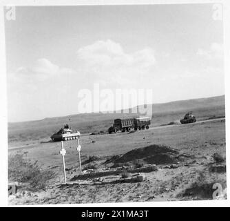 PHOTOS DU DÉSERT occidental - deux de nos chars revenant de la bataille sur leur chemin vers leur base, British Army Banque D'Images