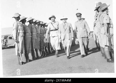 MISSION COLONIALE BELGE AU KENYA - M. Albert de Vleeschauwer accompagné du lieutenant. Général A.C. Cunningham, inspectant la Garde d'honneur à son arrivée à l'aéroport, armée britannique Banque D'Images