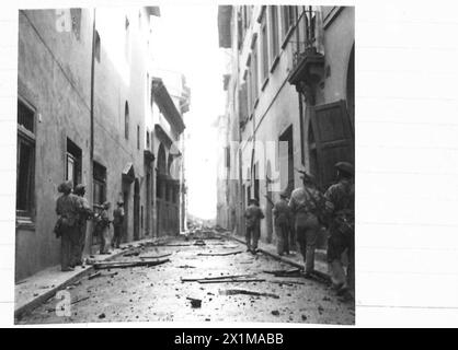 HUITIÈME ARMÉE : NETTOYAGE DES RUES À FLORENCE - Une patrouille de 4 peloton 'A' Coy., WR/DLR - Division sud-africaine d'une unité sud-africaine, se déplace le long des rues jonchées de débris vers le Ponte Vecchio bloqué. Les hommes sont même en alerte pour les tireurs d'élite allemands ou fascistes errants, l'armée britannique Banque D'Images