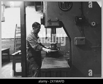 BRITISH'S CIVIL AIRWAYS AT WAR : pour l'histoire voir CH.14313 - photo (publiée en 1945) montre - Un ouvrier réglant l'angle de pale d'une hélice endommagée par la guerre dans une usine de réparation B.O.A.C. de la Royal Air Force Banque D'Images