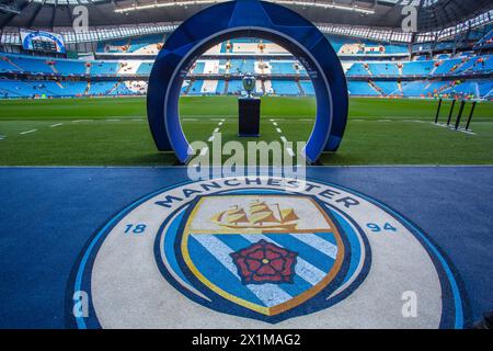 La Coupe de la Ligue des Champions lors du match de 2e manche de la finale de l'UEFA Champions League entre Manchester City et le Real Madrid au stade Etihad de Manchester le mercredi 17 avril 2024. (Photo : Mike Morese | mi News) crédit : MI News & Sport /Alamy Live News Banque D'Images