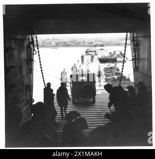 Des véhicules et des chars arrivent à terre depuis une embarcation de débarquement lors des débarquements alliés au sud de Rome menés par l'armée britannique. Banque D'Images